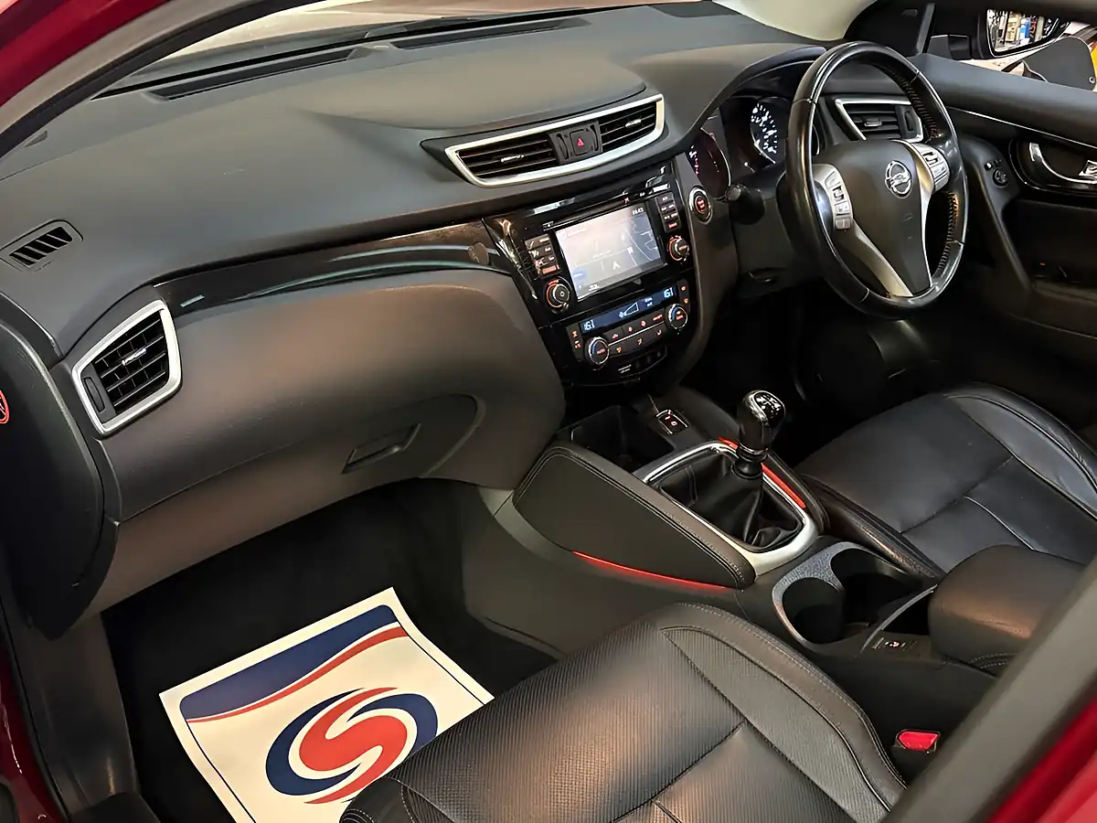 Used 2016 Nissan Qashqai Tekna Red - Interior and Exterior details 16