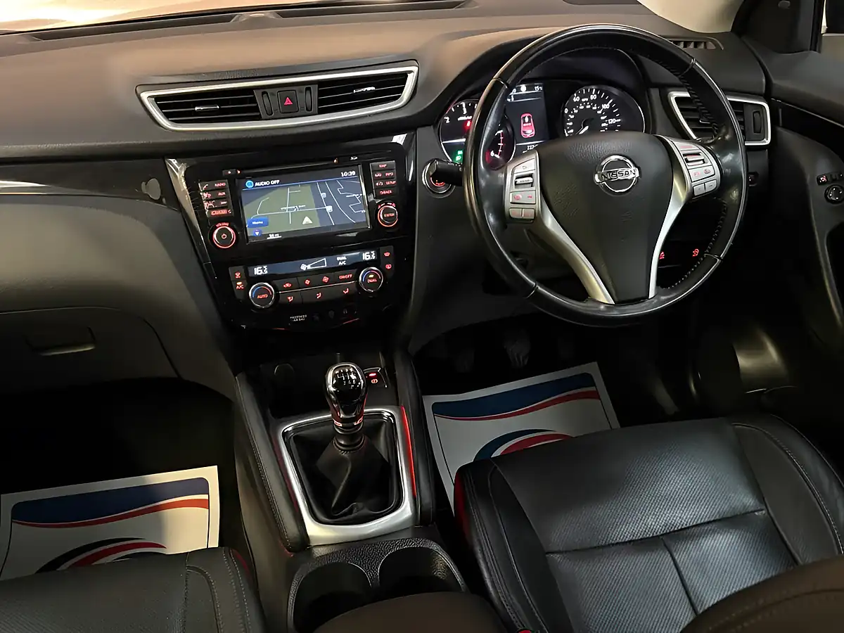 Used 2016 Nissan Qashqai Tekna Red - Interior and Exterior details 17