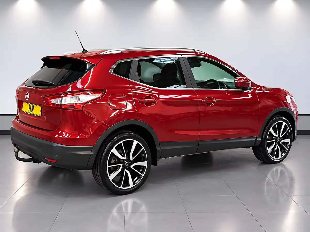 Used 2016 Nissan Qashqai Tekna Red - Interior and Exterior details 2