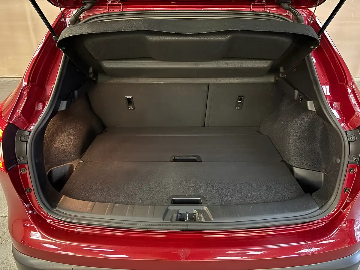 Used 2016 Nissan Qashqai Tekna Red - Interior and Exterior details 20