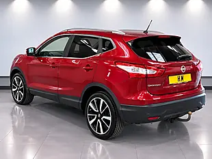 Used 2016 Nissan Qashqai Tekna Red - Interior and Exterior details 4