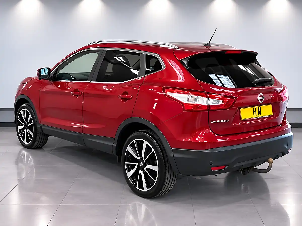 Used 2016 Nissan Qashqai Tekna Red - Interior and Exterior details 4