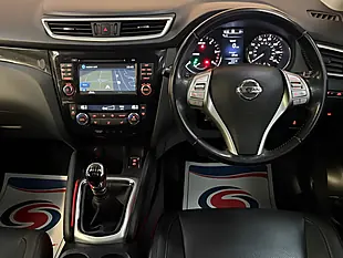 Used 2016 Nissan Qashqai Tekna Red - Interior and Exterior details 5