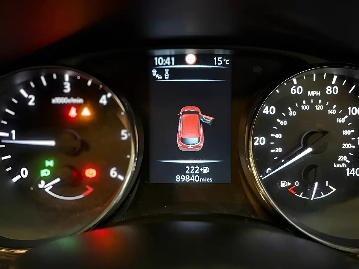 Used 2016 Nissan Qashqai Tekna Red - Interior and Exterior details 6