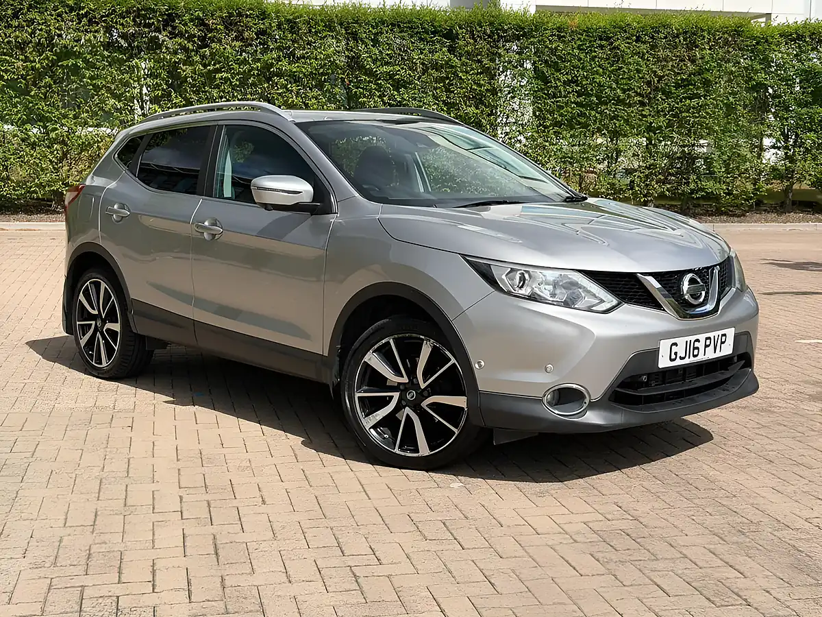 Used 2016 Nissan Qashqai Tekna Silver - Front View
