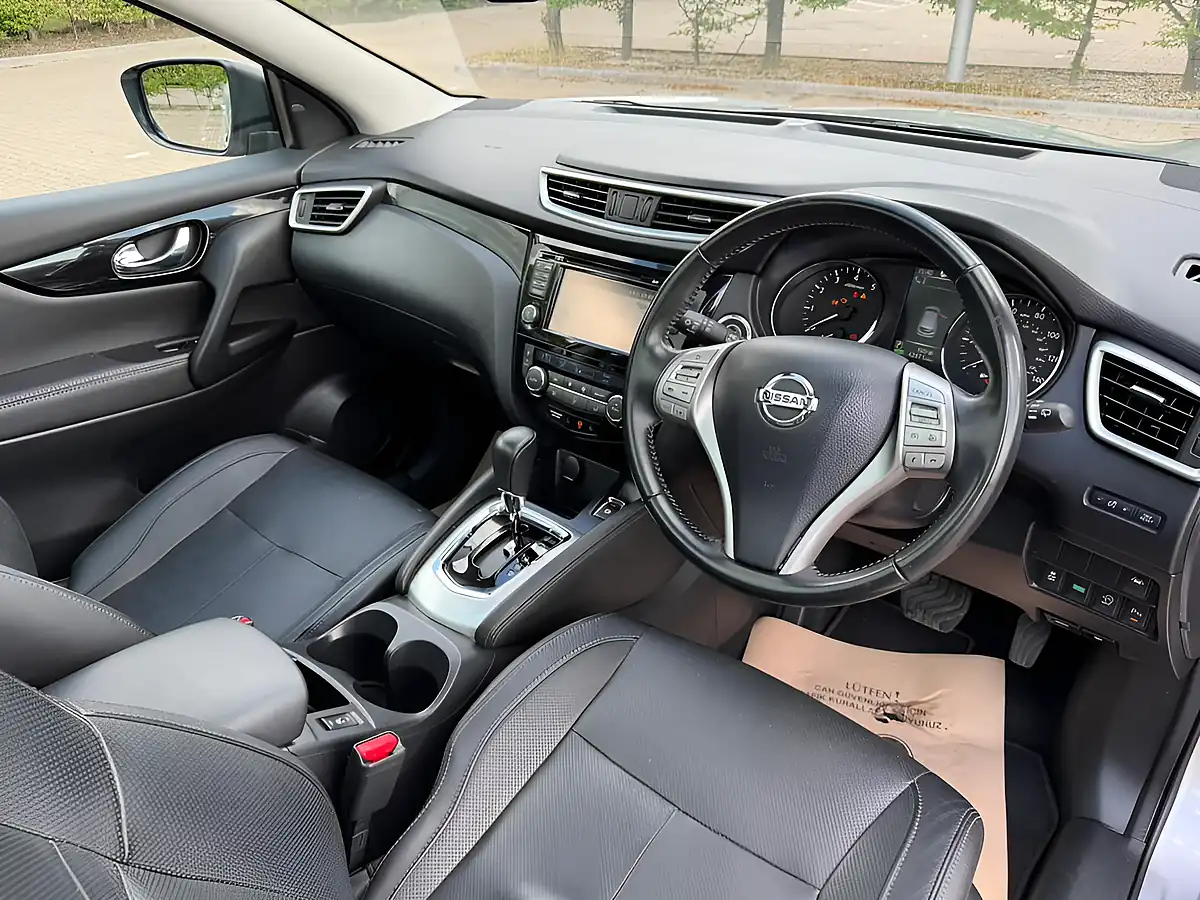 Used 2016 Nissan Qashqai Tekna Silver - Interior and Exterior details 14