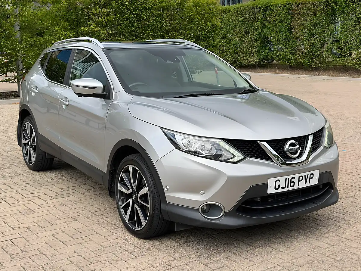Used 2016 Nissan Qashqai Tekna Silver - Interior and Exterior details 3