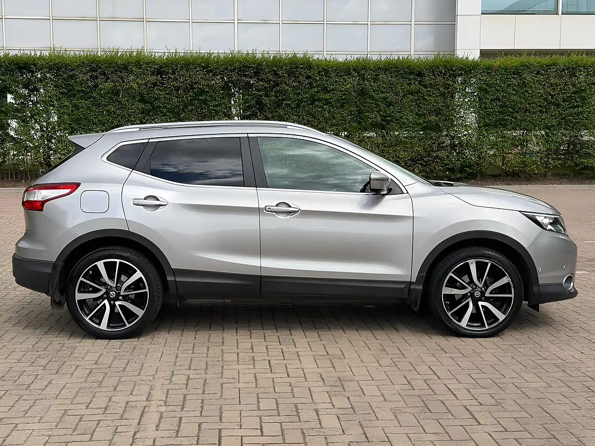 Used 2016 Nissan Qashqai Tekna Silver - Interior and Exterior details 4