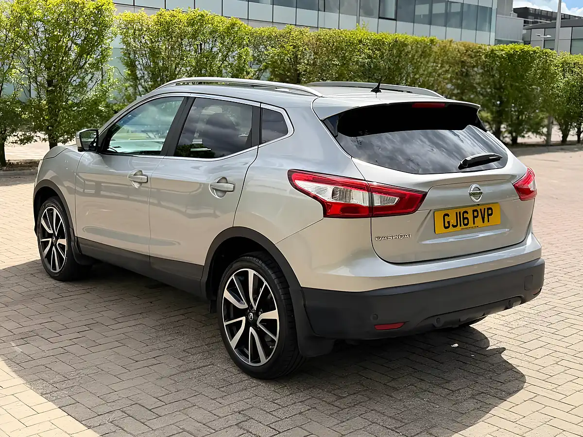Used 2016 Nissan Qashqai Tekna Silver - Interior and Exterior details 5