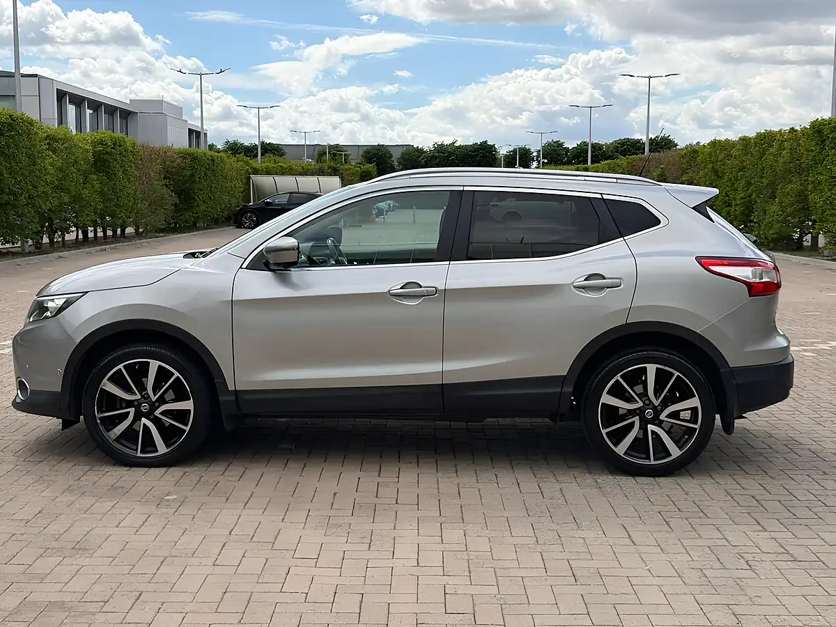 Used 2016 Nissan Qashqai Tekna Silver - Interior and Exterior details 6