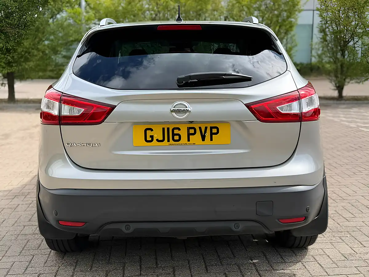 Used 2016 Nissan Qashqai Tekna Silver - Interior and Exterior details 7
