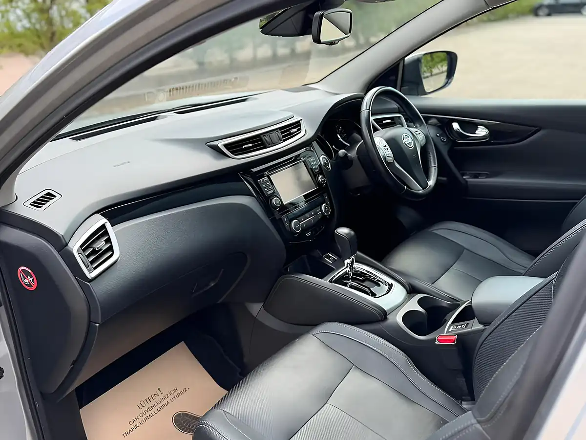 Used 2016 Nissan Qashqai Tekna Silver - Interior and Exterior details 8