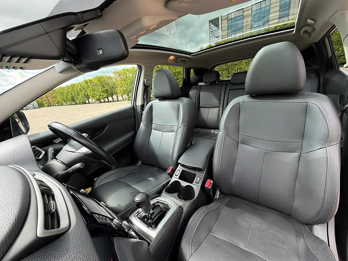 Used 2016 Nissan Qashqai Tekna Silver - Interior and Exterior details 9