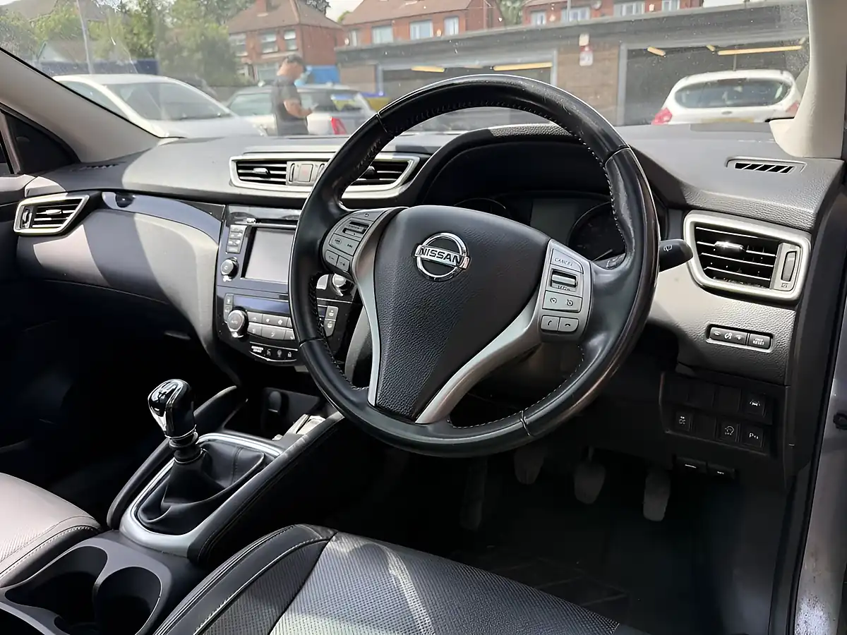 Used 2016 Nissan Qashqai Tekna Silver - Interior and Exterior details 11