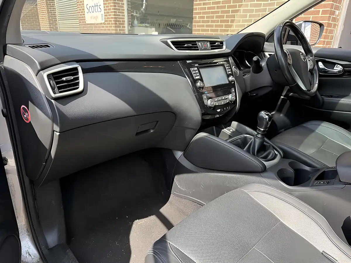 Used 2016 Nissan Qashqai Tekna Silver - Interior and Exterior details 12