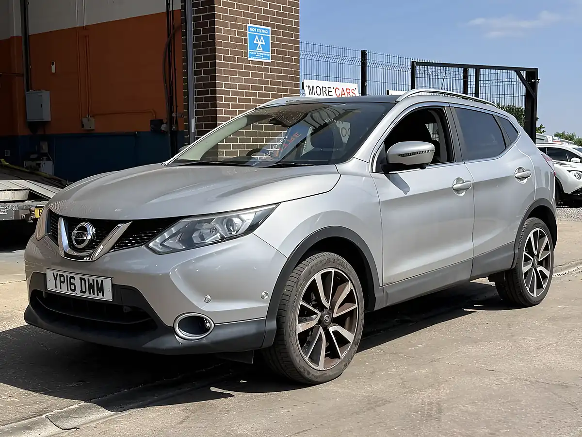 Used 2016 Nissan Qashqai Tekna Silver - Interior and Exterior details 3