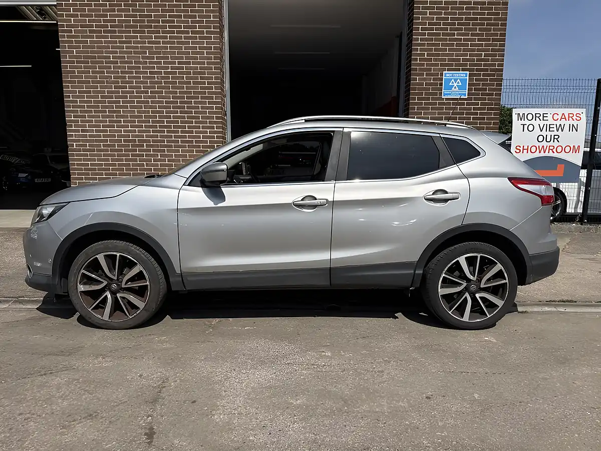 Used 2016 Nissan Qashqai Tekna Silver - Interior and Exterior details 5
