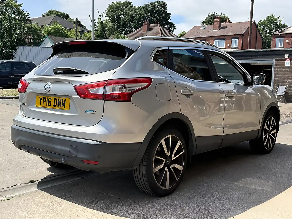 Used 2016 Nissan Qashqai Tekna Silver - Interior and Exterior details 7