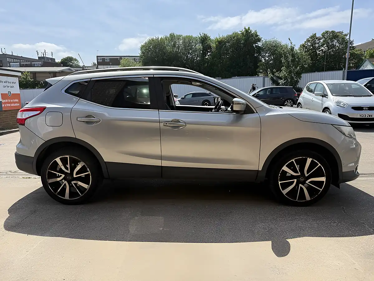 Used 2016 Nissan Qashqai Tekna Silver - Interior and Exterior details 8