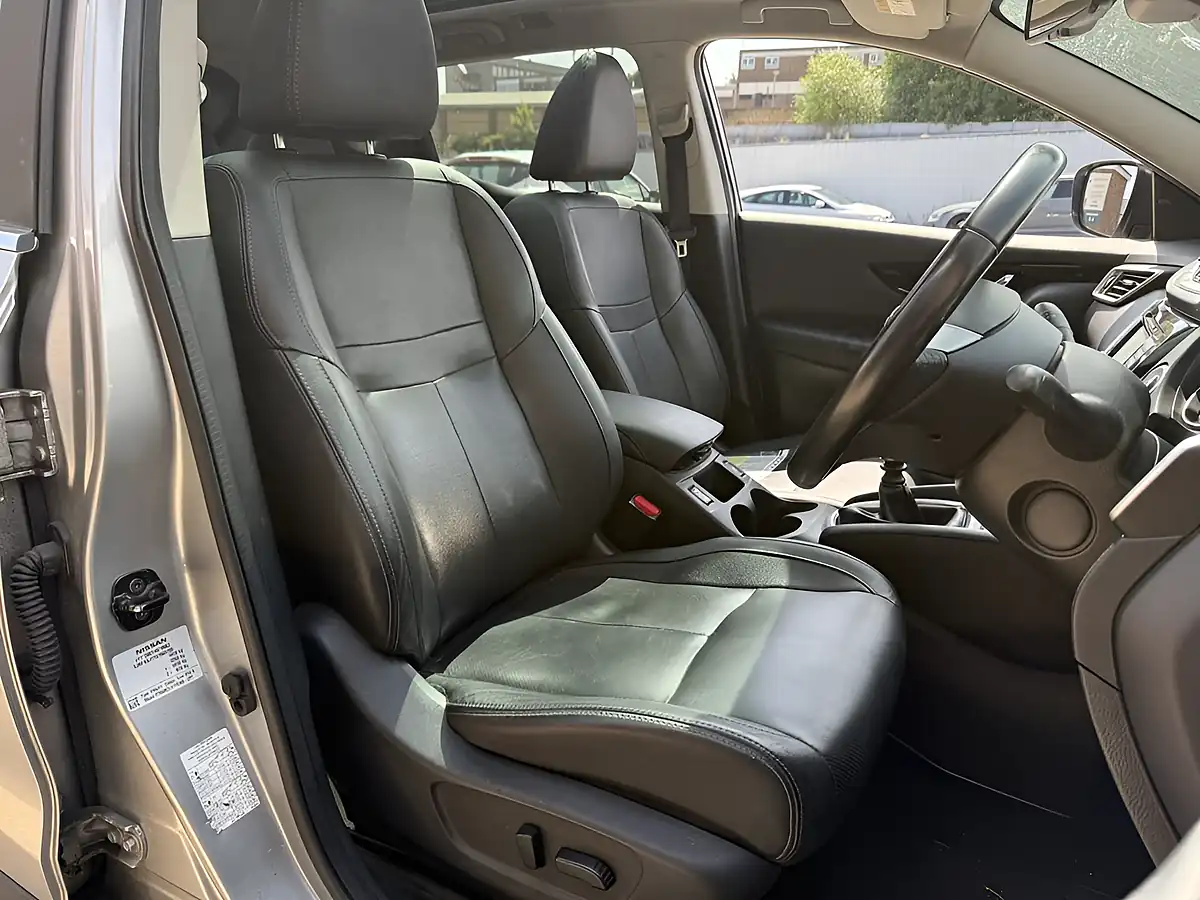 Used 2016 Nissan Qashqai Tekna Silver - Interior and Exterior details 9