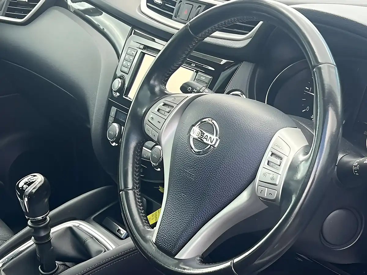 Used 2016 Nissan Qashqai Tekna Storm White - Interior and Exterior details 4