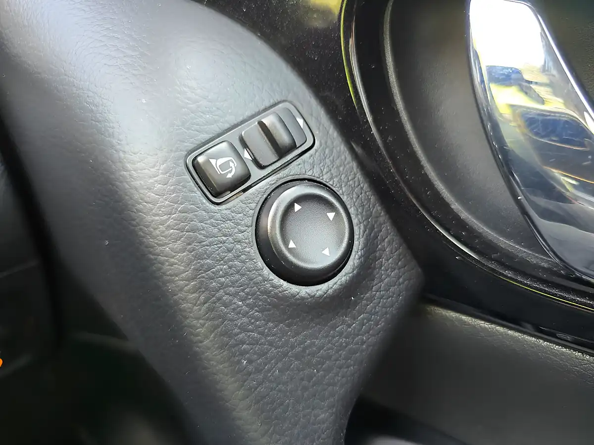 Used 2016 Nissan Qashqai Tekna White - Interior and Exterior details 17