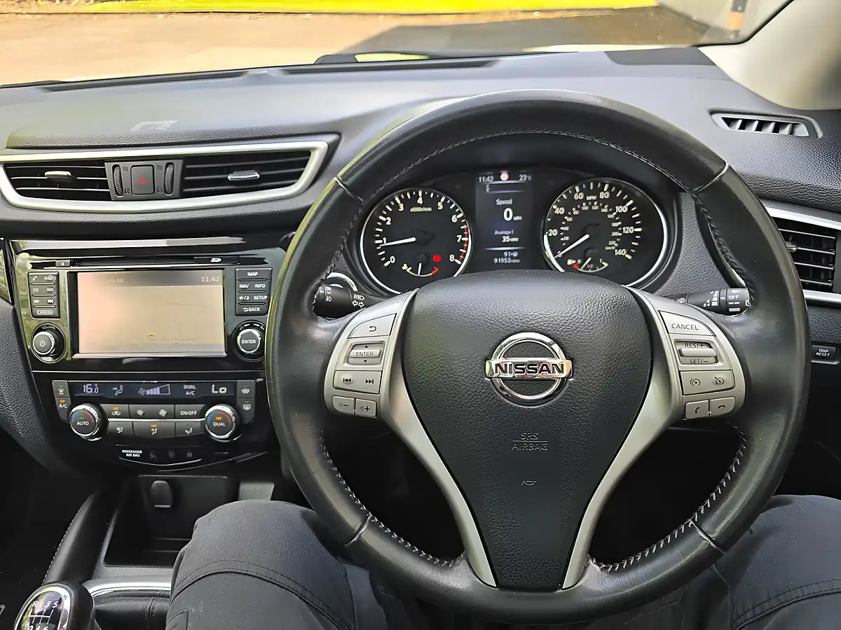 Used 2016 Nissan Qashqai Tekna White - Interior and Exterior details 3
