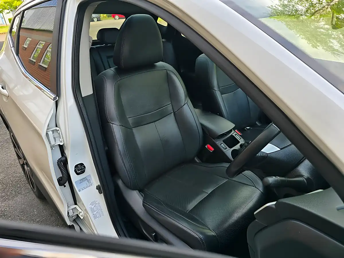 Used 2016 Nissan Qashqai Tekna White - Interior and Exterior details 4