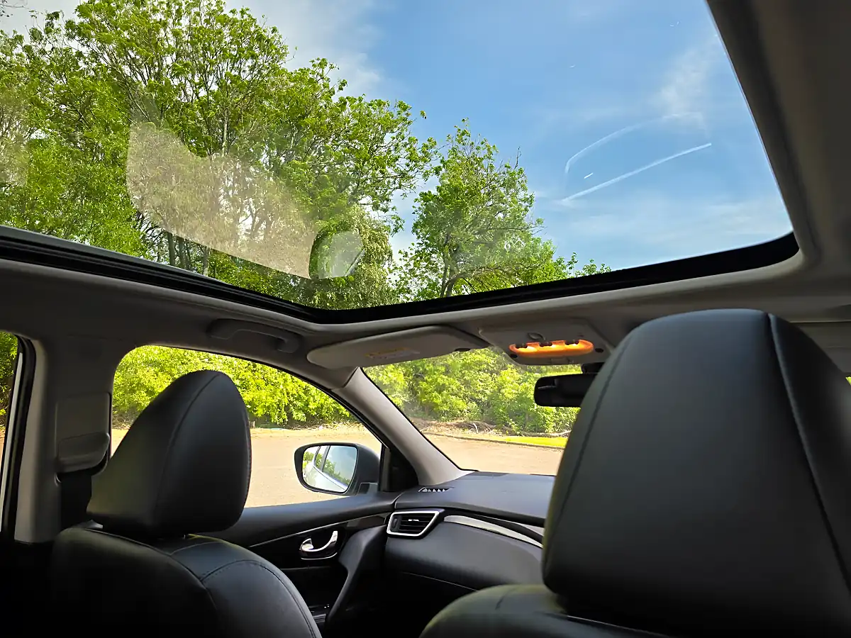 Used 2016 Nissan Qashqai Tekna White - Interior and Exterior details 5
