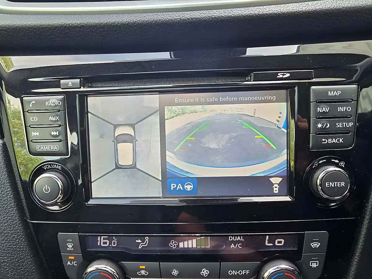 Used 2016 Nissan Qashqai Tekna White - Interior and Exterior details 7