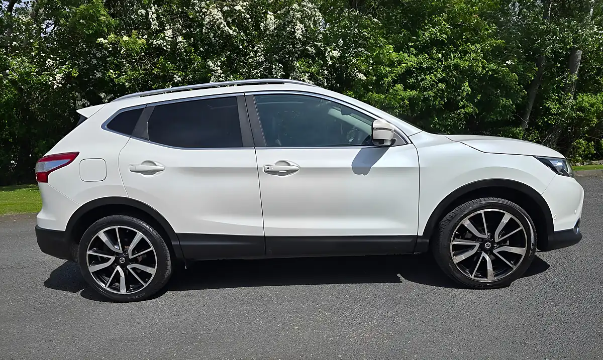 Used 2016 Nissan Qashqai Tekna White - Interior and Exterior details 8
