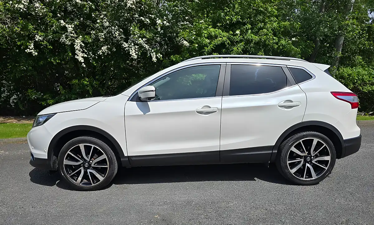 Used 2016 Nissan Qashqai Tekna White - Interior and Exterior details 9