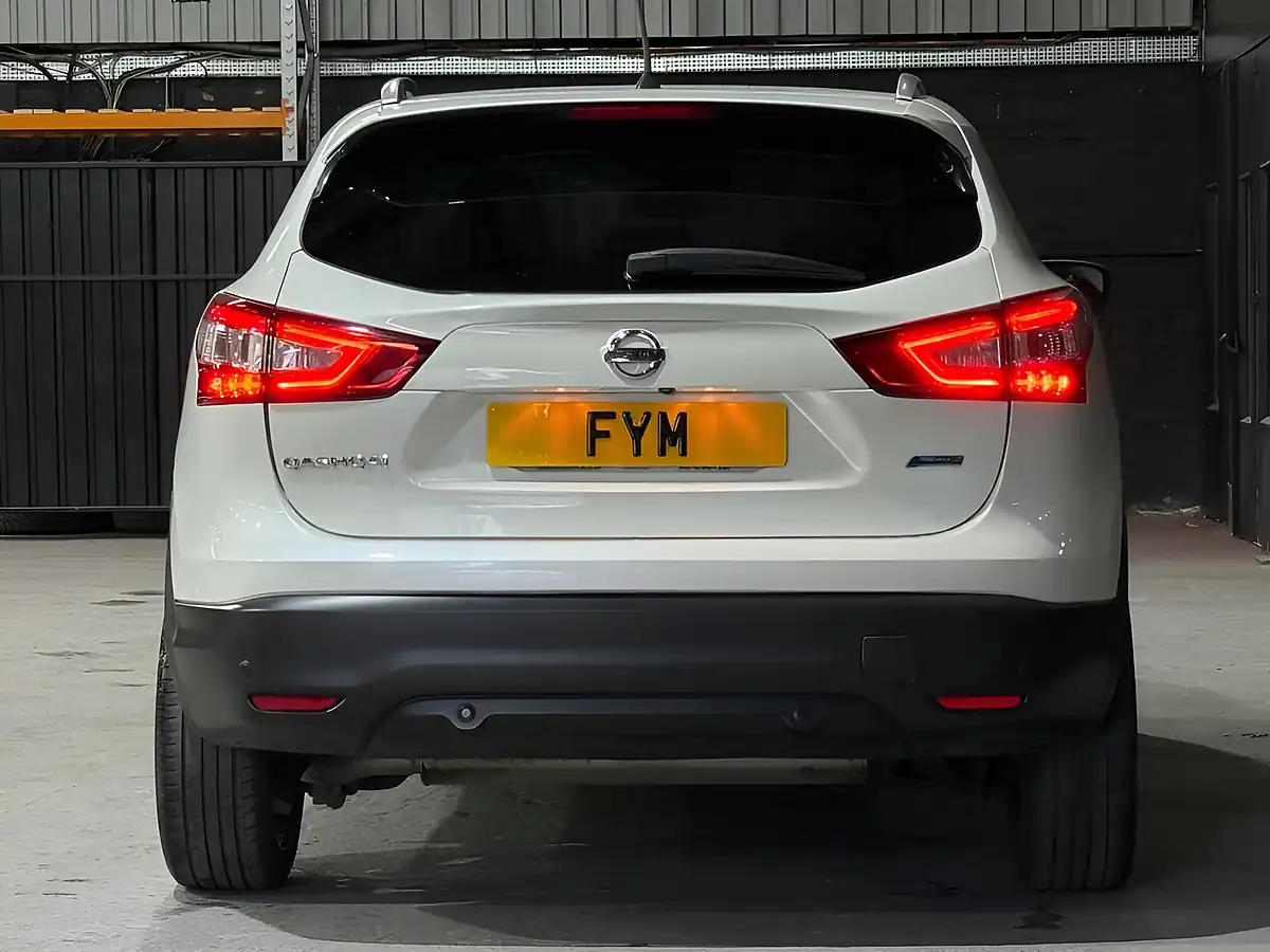 Used 2016 Nissan Qashqai Tekna White - Front View