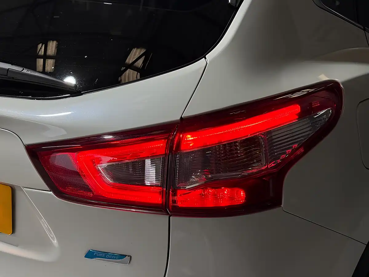 Used 2016 Nissan Qashqai Tekna White - Interior and Exterior details 10