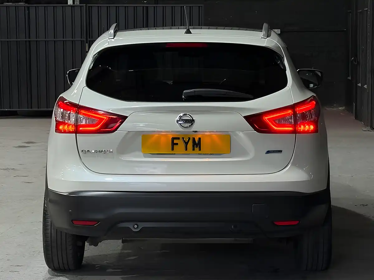Used 2016 Nissan Qashqai Tekna White - Interior and Exterior details 4