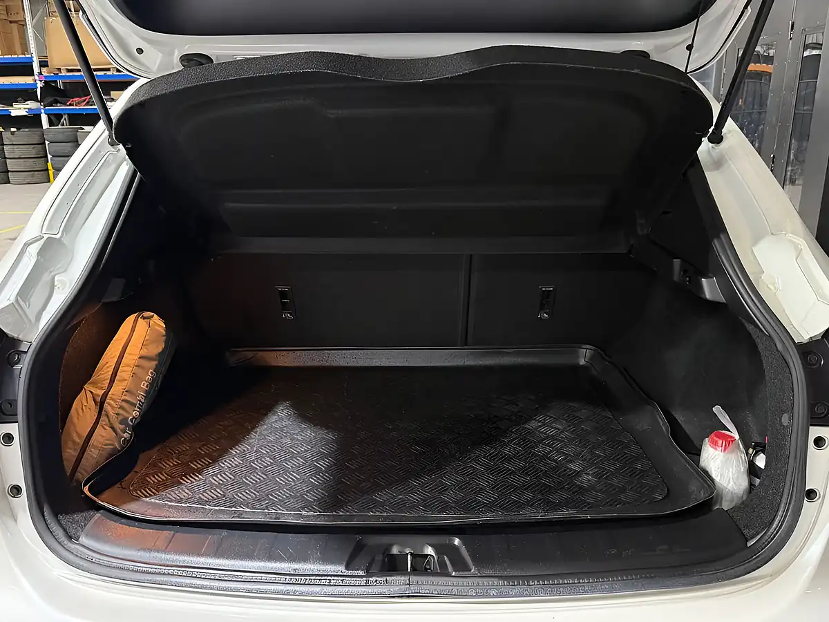 Used 2016 Nissan Qashqai Tekna White - Interior and Exterior details 8