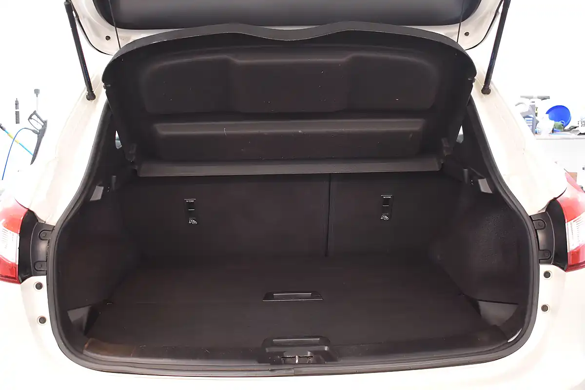 Used 2016 Nissan Qashqai Tekna White - Interior and Exterior details 10