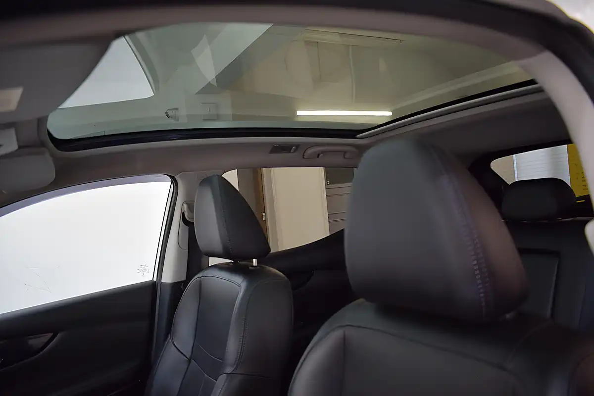 Used 2016 Nissan Qashqai Tekna White - Interior and Exterior details 14