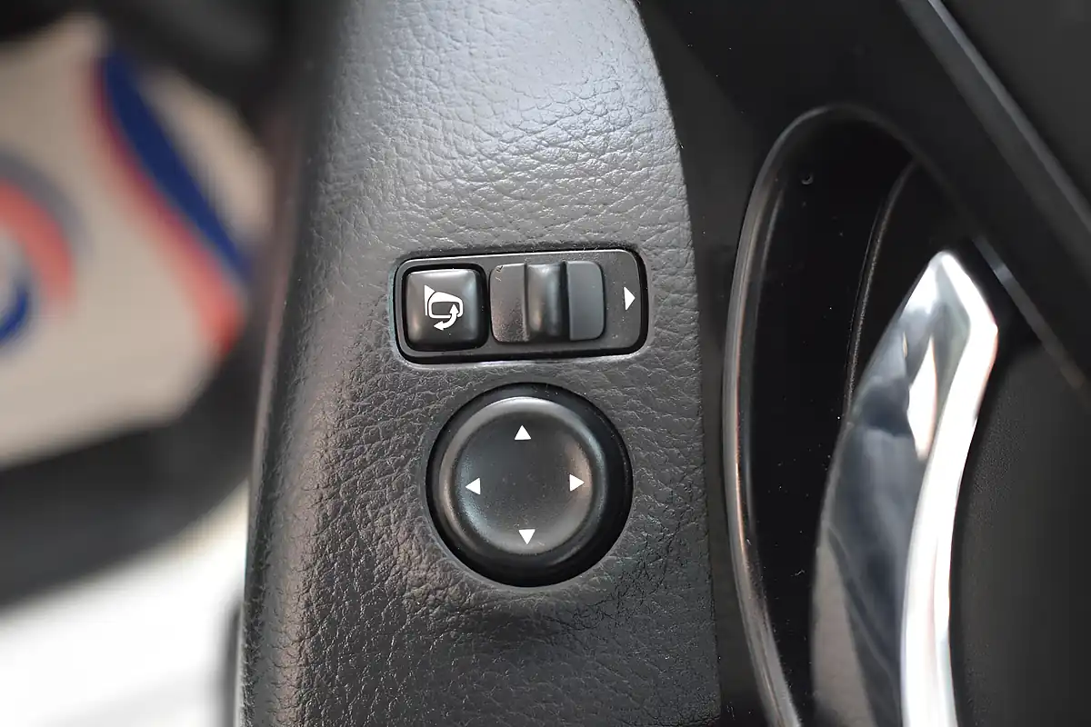 Used 2016 Nissan Qashqai Tekna White - Interior and Exterior details 20