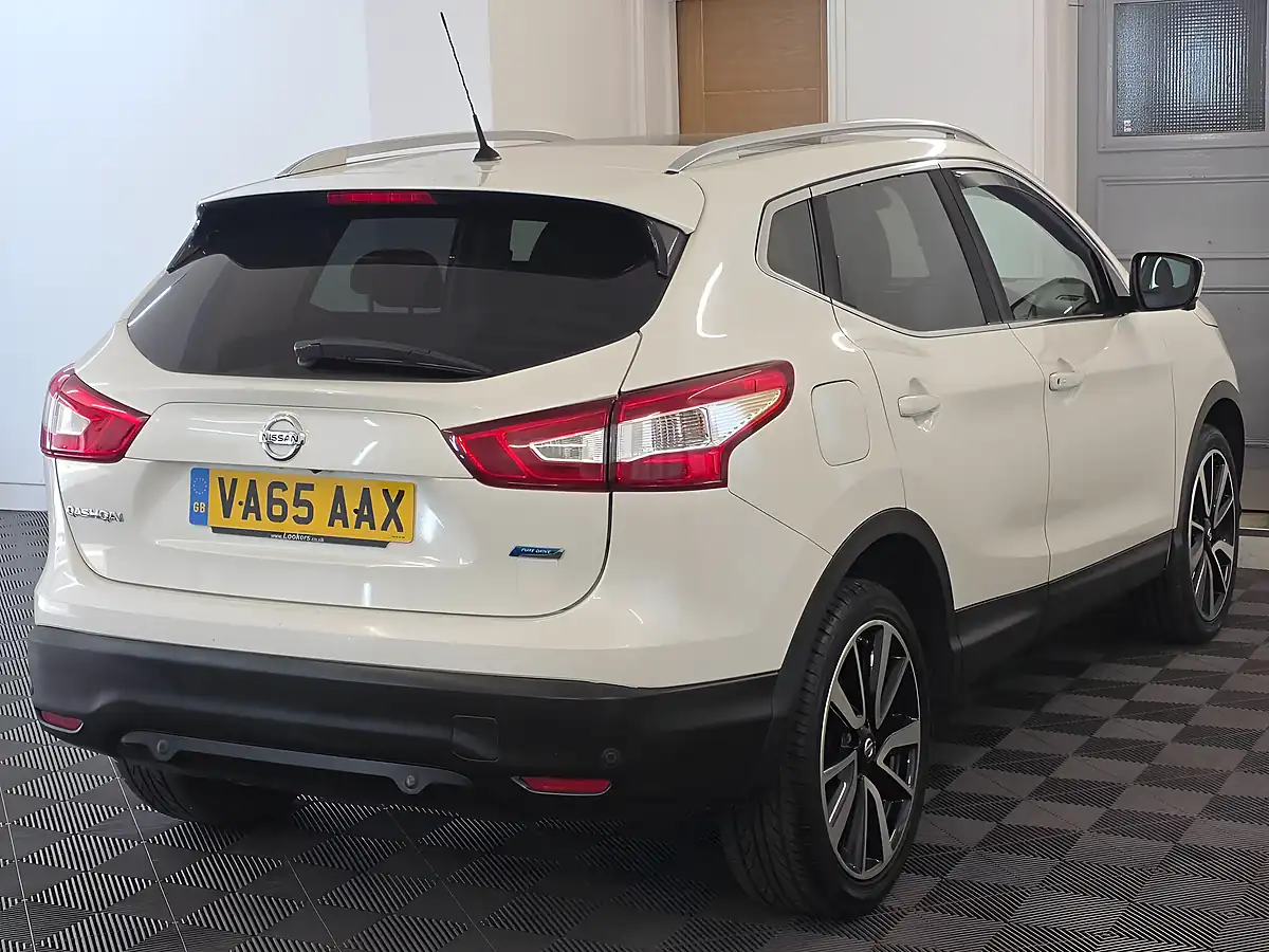 Used 2016 Nissan Qashqai Tekna White - Interior and Exterior details 4