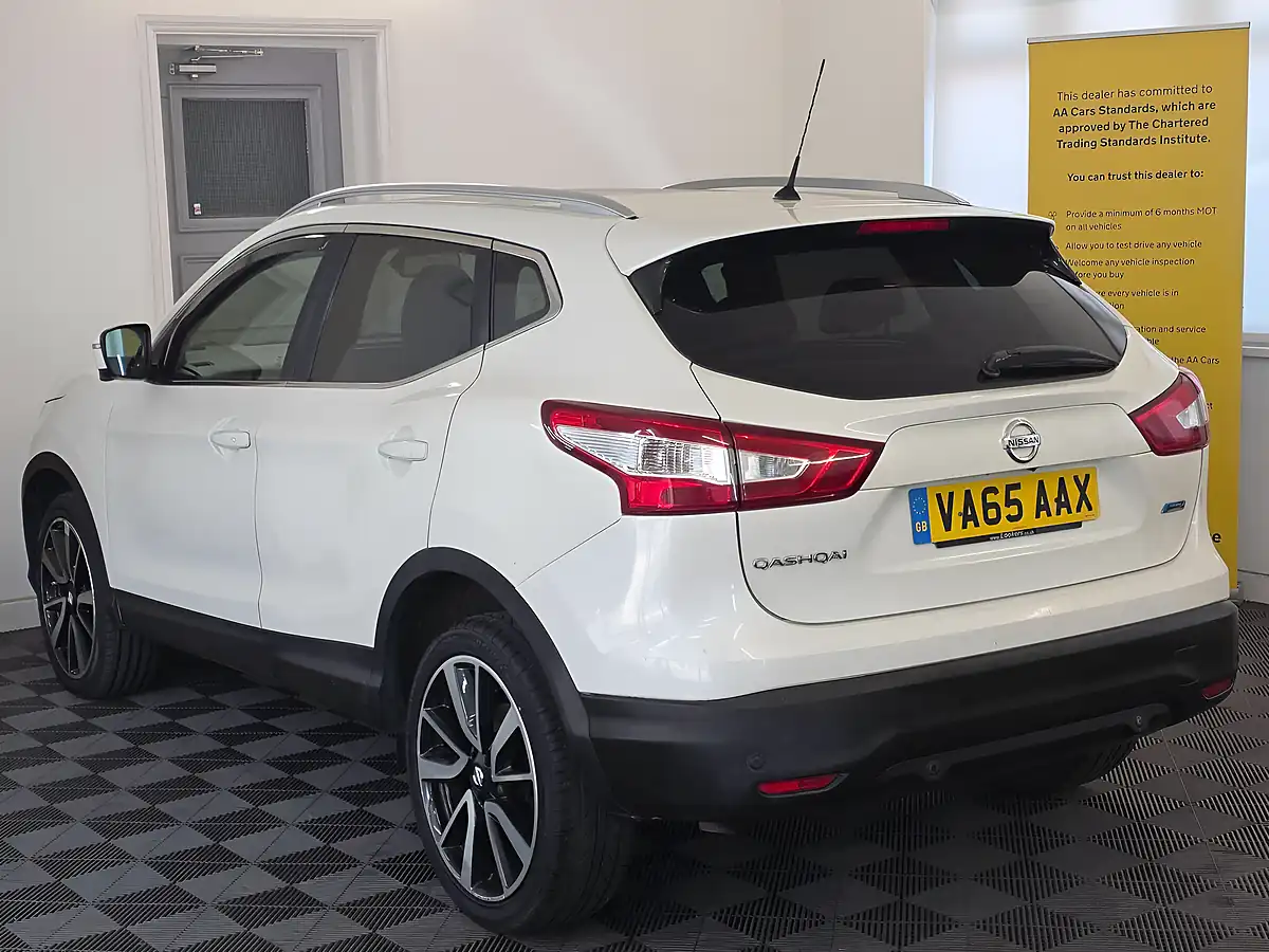 Used 2016 Nissan Qashqai Tekna White - Interior and Exterior details 6