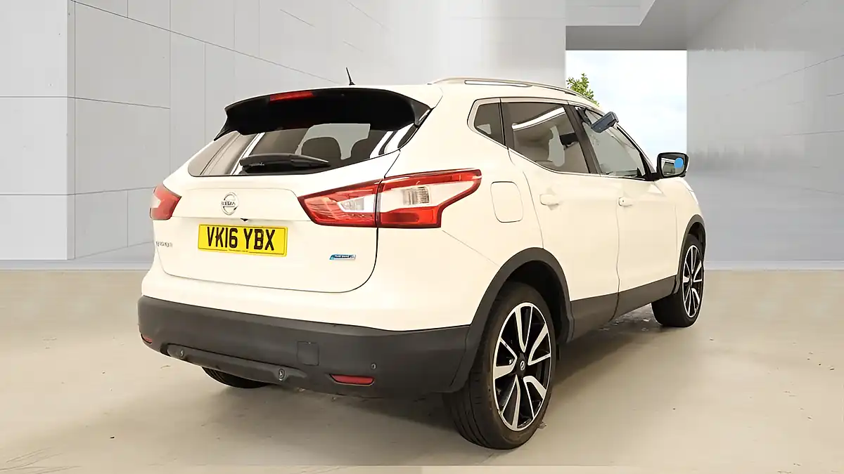 Used 2016 Nissan Qashqai Tekna White - Interior and Exterior details 10