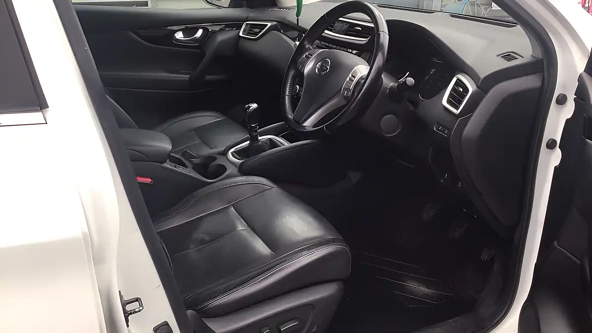 Used 2016 Nissan Qashqai Tekna White - Interior and Exterior details 16