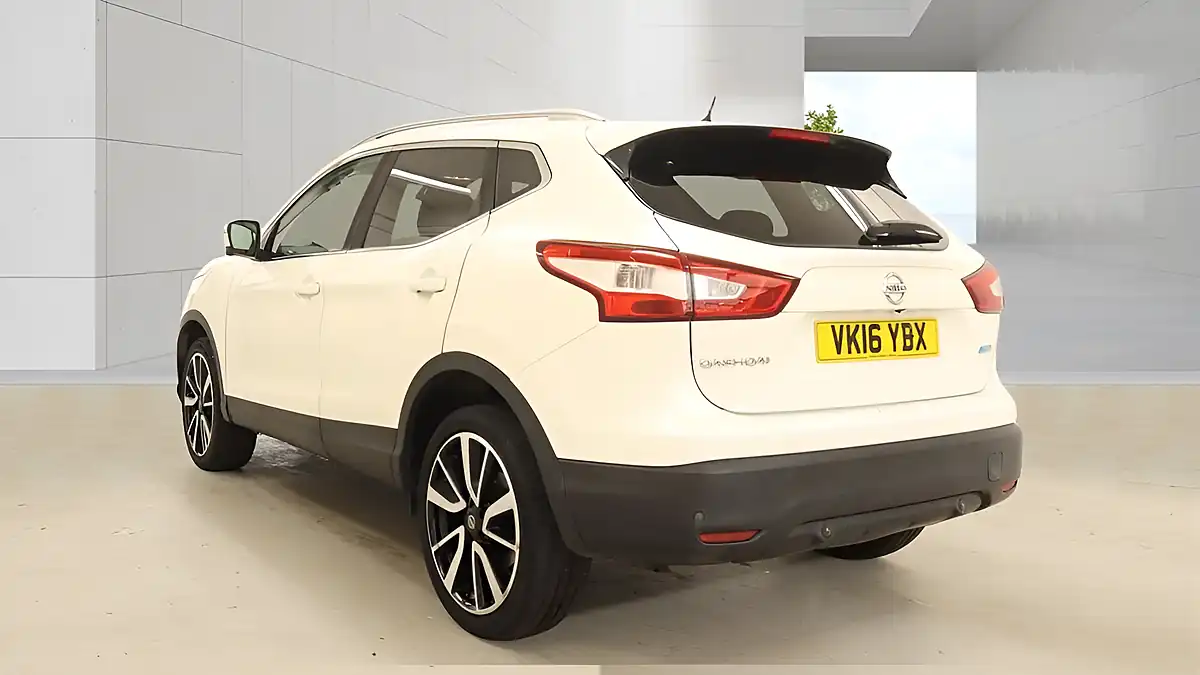 Used 2016 Nissan Qashqai Tekna White - Interior and Exterior details 9