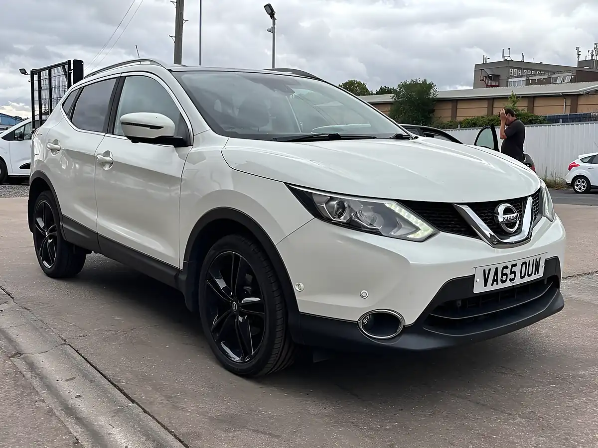 Used 2016 Nissan Qashqai Tekna White - Front View