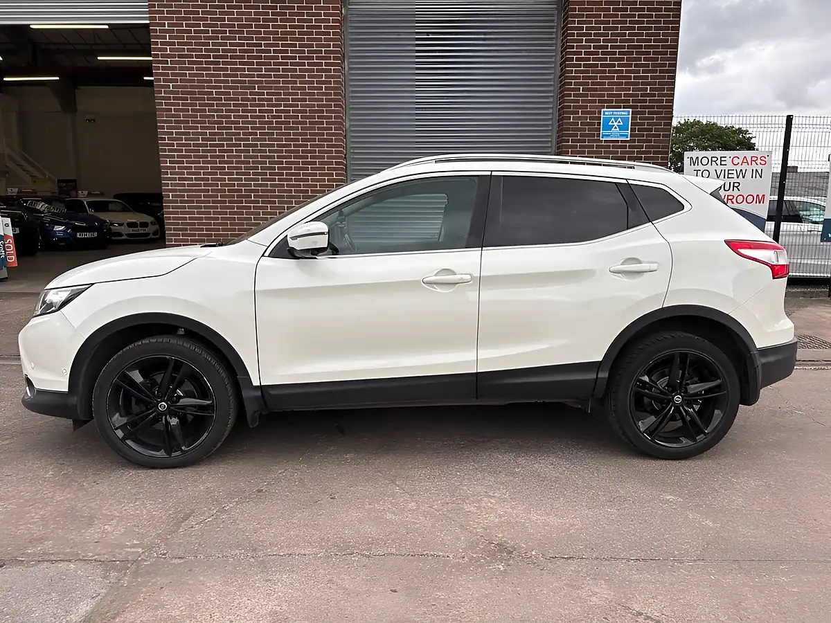 Used 2016 Nissan Qashqai Tekna White - Interior and Exterior details 4