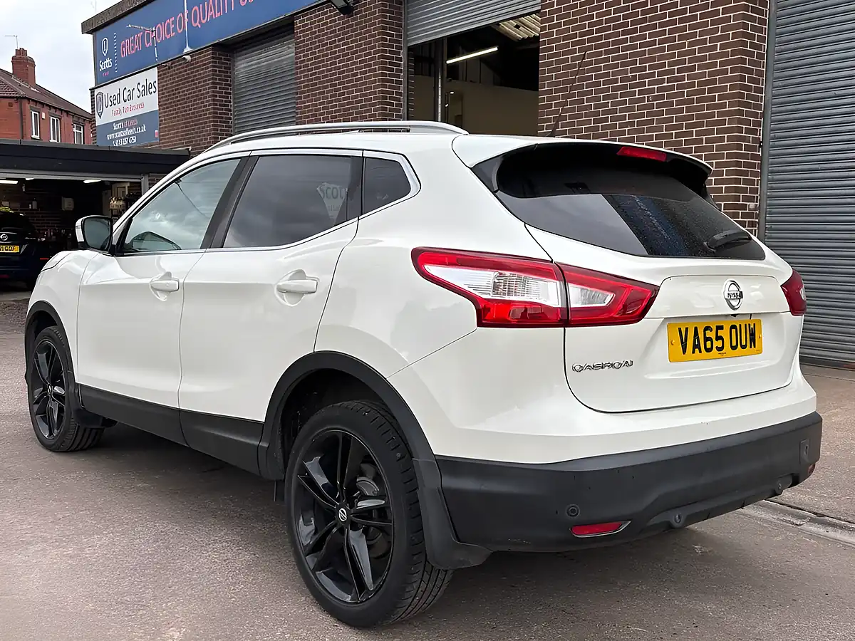 Used 2016 Nissan Qashqai Tekna White - Interior and Exterior details 5