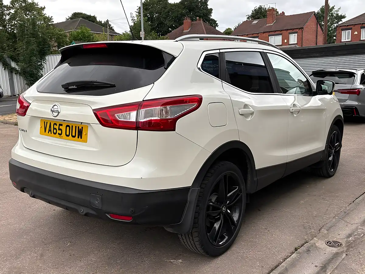 Used 2016 Nissan Qashqai Tekna White - Interior and Exterior details 7
