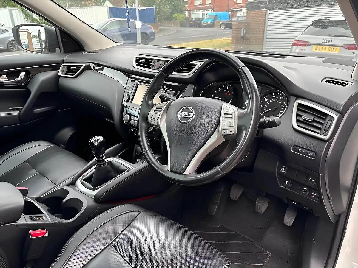 Used 2016 Nissan Qashqai Tekna White - Interior and Exterior details 9