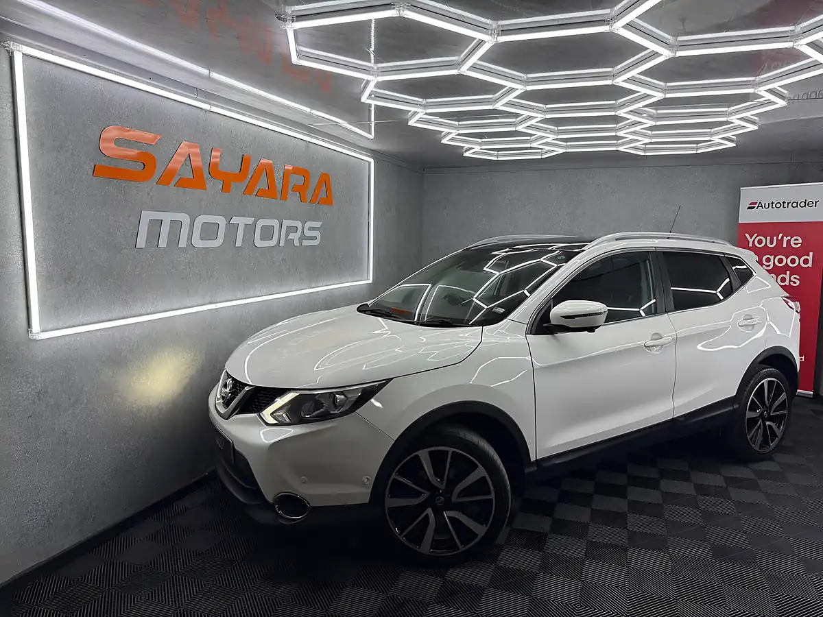 Used 2016 Nissan Qashqai Tekna White - Front View